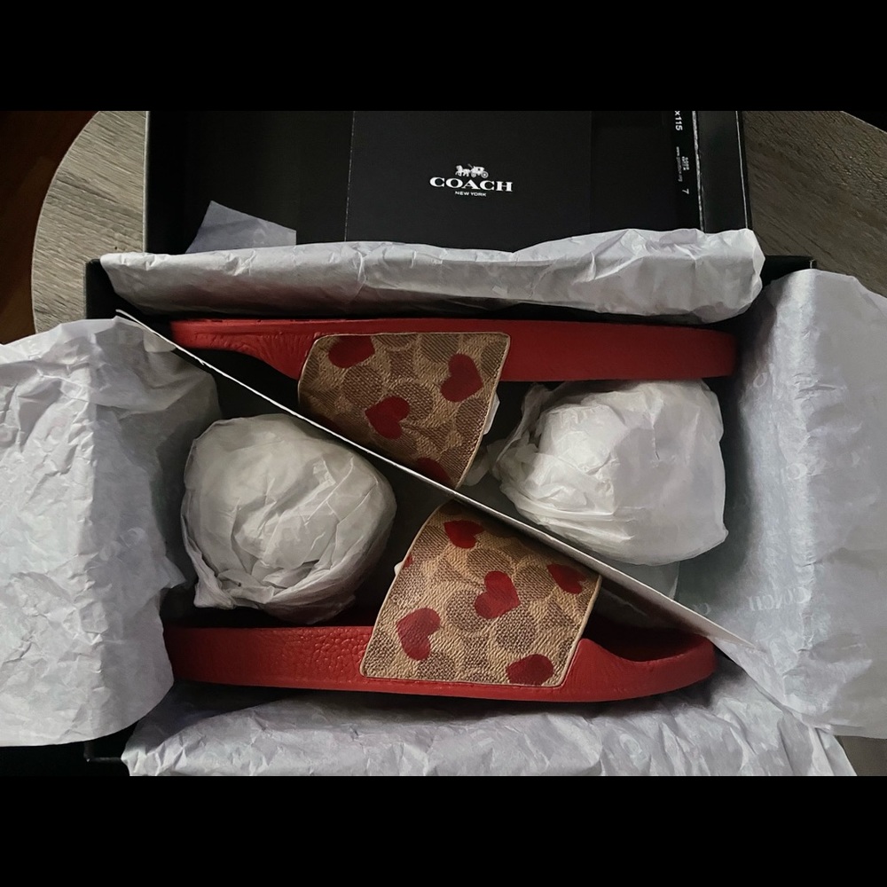 Coach “Udele Logo Heart Print” Slides